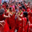 «تيج» يلون نساء الهند بالأحمر