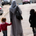 فرنسا: تحذير قانوني من حظر الحجاب لأمهات يرافقن أطفالهن