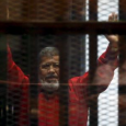 مرسي في زي الإعدام الأحمر