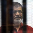 مرسي مريض ويطلب طبيباً في السجن