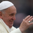 البابا يدعو كل مسيحي لاستقبال عائلة من اللاجئين
