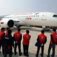 الصين تكشف عن أول طائرة تجارية من صنعها
