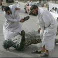 عراقي نادم على ضرب تمثال صدام بالحذاء