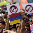 فنزويلا: المعارضة تشل البلاد وتقفل الطرق
