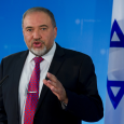 وزير الدفاع الاسرائيلي يرحب بقطع العلاقات مع قطر