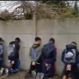 معاملة الشرطة الفرنسية لفتيان الضواحي: يركعون وأيديهم خلف ظهورهم