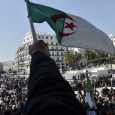 الجزائريون يطالبون بتغيير النظام بشكل كامل