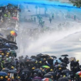 هونغ كونغ: عنف وارتفاع حدة المطالب وتمزيق علم الصين
