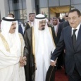 ملك البحرين يزور مبارك في سجنه