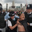 اولمبياد لندن: صدور عارية تحتج على 