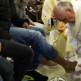 البابا يغسل أقدام مساجين