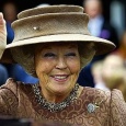 ملكة هولندا تتنازل عن العرش لابنها