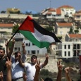 فلسطينيون على أبواب مستوطنة