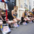 ناشطات فيمن خلعن ملابسهن الداخلية و...يتبولن على صور رئيس أوكرانيا