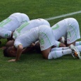 لاعبو الجزائر في الملعب بعد الفوز