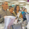 أوباما يشتري كتباً بصحبة ابنتيه