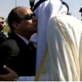 السيسي معانقاً أمير قطر الشيخ تميم