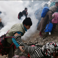 مقدونيا تصد اللاجئين بالغاز المسيل للدموع