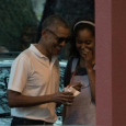أوباما يلعب مع ابنتيه في عيد الميلاد
