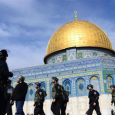 فلسطين المحتلة: الصلاة خارج المسجد الأقصى