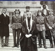 رستم حيدر بالعقال البعلبكي مع الأمير فيصل في باريس