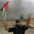 اسرائيل تقتل «ابو ثريا» على كرسيه المتحرك والعلم الفلسطيني بيده