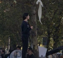 ايران: قصة المرأة التي خلعت غطاء رأسها