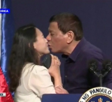 الرئيس الفلبيني دوتيرتي يقبل مواطنة على الهواء