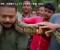 ヘビ捕獲のインド男性、セルフィー試みるも窒息の危機　同僚が救助
