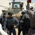 فلسطين المحتلة: ناشطون يتصدون للجيش الاسرائيلي بأجسادهم في خان الأحمر