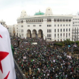 الجزائر: مواصلة التظاهرات حتى السقوط الكامل لـ