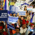 تظاهر آلاف الإسرائيليين احتجاجًا على اتّفاقات نتانياهو مع اليمين لتأليف حكومة