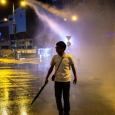 هونغ كونغ: الشرطة تستعمل الغاز والماء لتفريق المحتجين