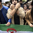 طلاب الجزائر يرفضون عرض الرئيس للحوار