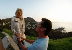 هاسيلوف خلال طلبه يد صديقته