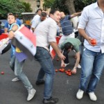 متظاهرون يرشقون البندورة على موكب السفير