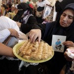توزيع الحلويات على أهالي الأسرى