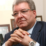 نهاد المشنوق على منصة الانطلاق