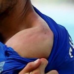 عض سواريز المهاجم الأرغوايي مدافع إيطاليا كيليني