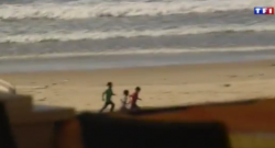 الأطفال يهربون على الشاطئ بعد سقوط الصاروخخ «الأول»