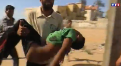 أحد الأطفال محمولاً بعد إصابته بالصاروخ «الثاني»