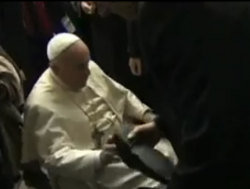البابا يخلع حذاءه قبل الدخول إلى الجامع