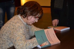 الدكتورة حنان غازي توقع كتابها المترجم في مركز الصفدي الثقافي