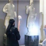 برابرة داعش يحطمون أثار العراق