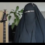 منقبة تلهب مواقع موسيقى الروك (فيديو)