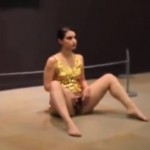 فنانة تتعرى في المتحف