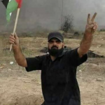 اسرائيل تقتل «ابو ثريا» على كرسيه المتحرك والعلم الفلسطيني بيده