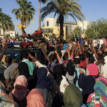 المحتجون السودانيون أمام مقر إقامة عمر البشير
