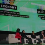 سيدات في عباءات ملونة في «مبادرة مستقبل الاستثمار» دافوس الصحراء