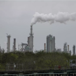 أميركا تدفع لمن يشتري النفط: مادة لا يريد أحد شراءها